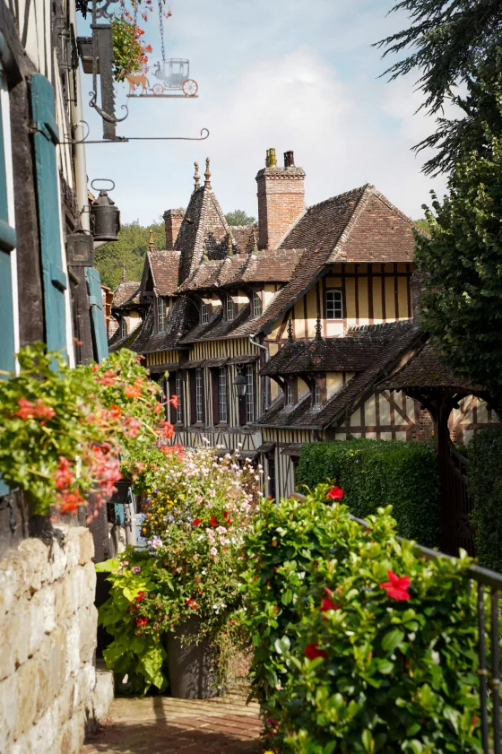 Façade de l'ancienne poste de Fleury-la-Forêt