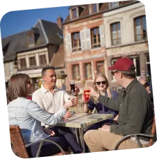 Terrasse de café sur la place du village